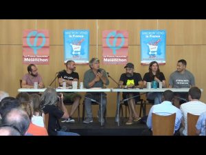 des gens à une conférence