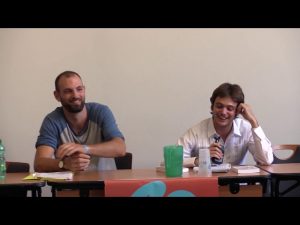 deux hommes en conférence