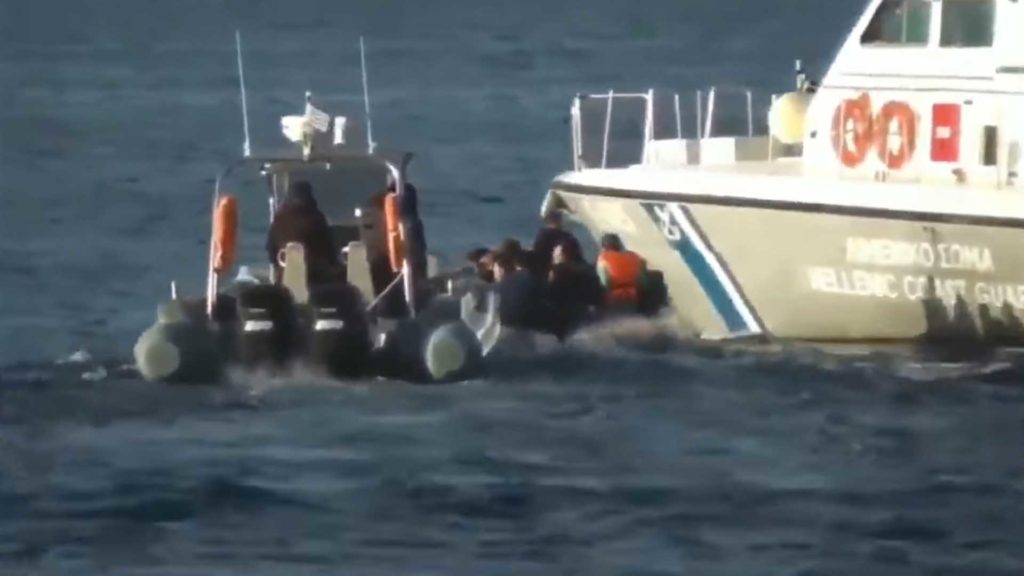 Un bateau de migrants entouré de garde-côte