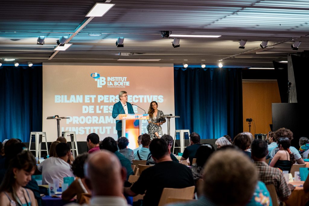 Photo de Jean-Luc Mélenchon au pupitre avec Clémence Guetté a ses côtés.